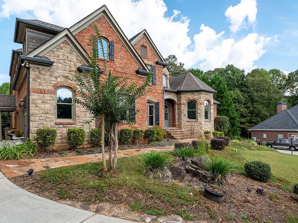 front exterior. driveway side