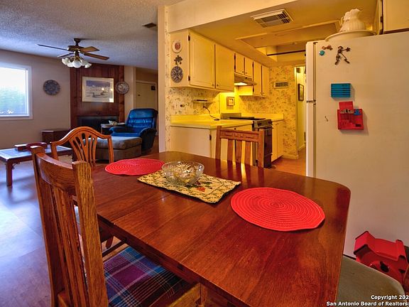 4th image of 2714 FLORAL WAY DR