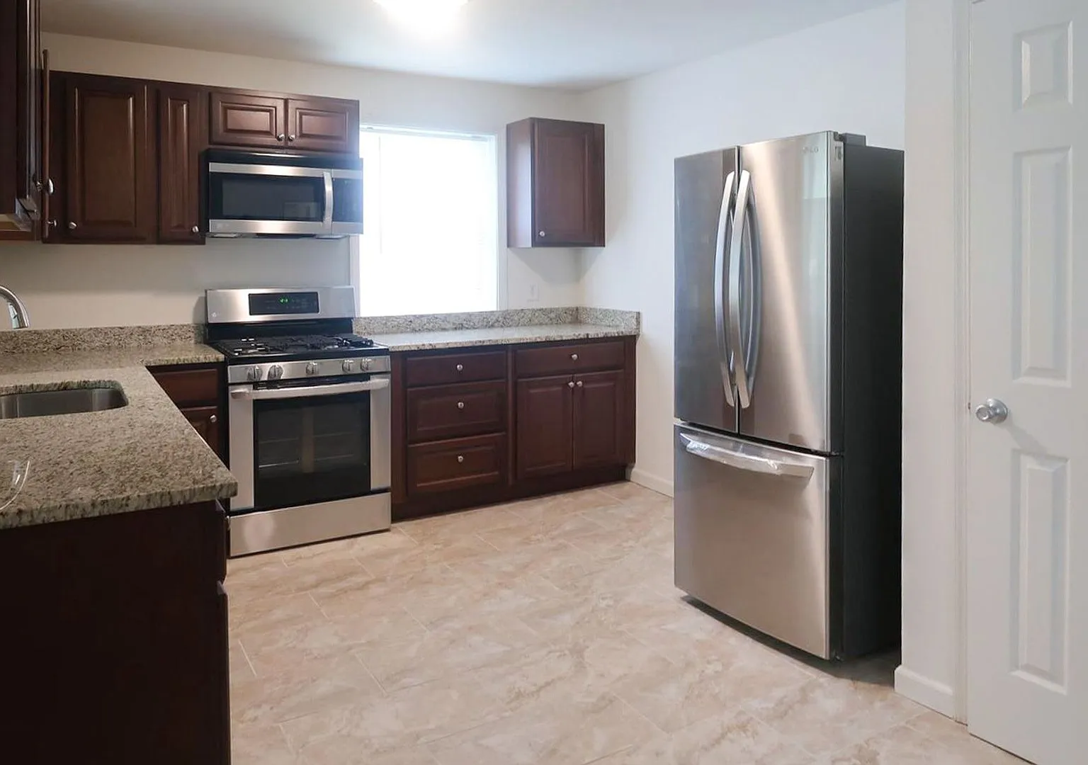 Modern Two Bedroom + Den Condo! Minutes to Congress Heights Metro! — Photo 2
