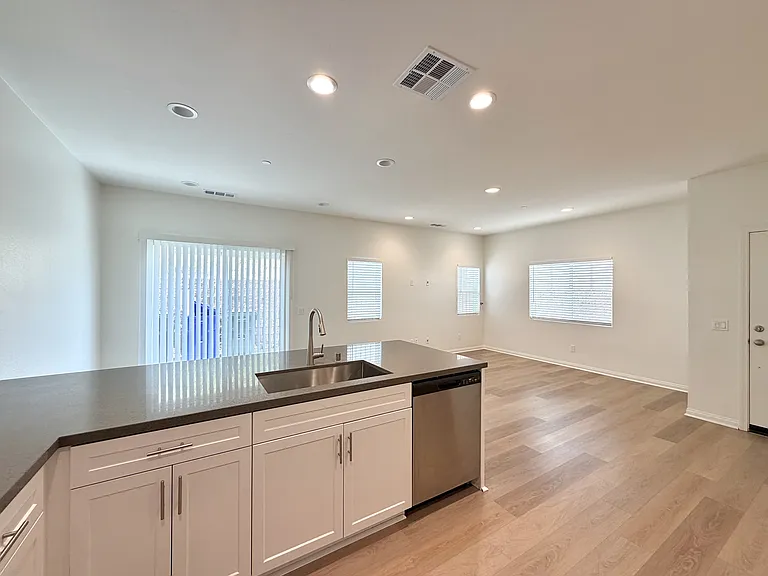 2616 W 2nd St — Photo 5