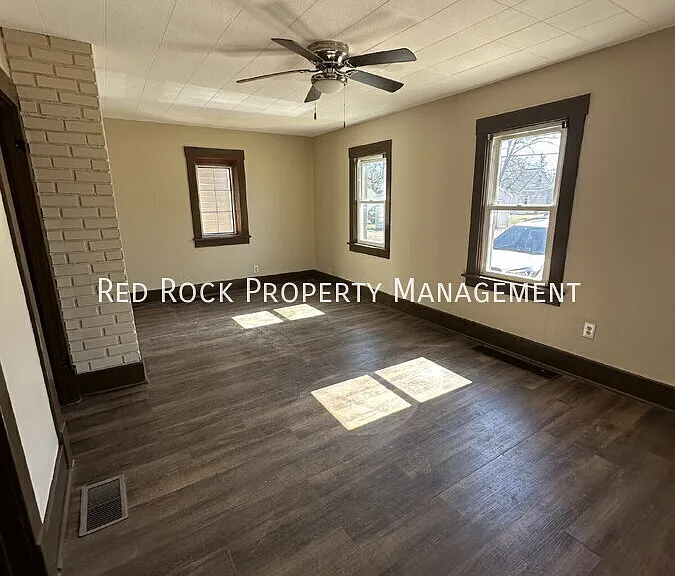 121 Hackett St — Photo 7