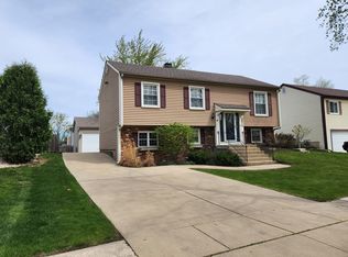 271 E Cleburne Ave, Bartlett, IL 60103