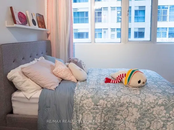 555 Yonge St #205, Toronto, ON M4Y 3A6