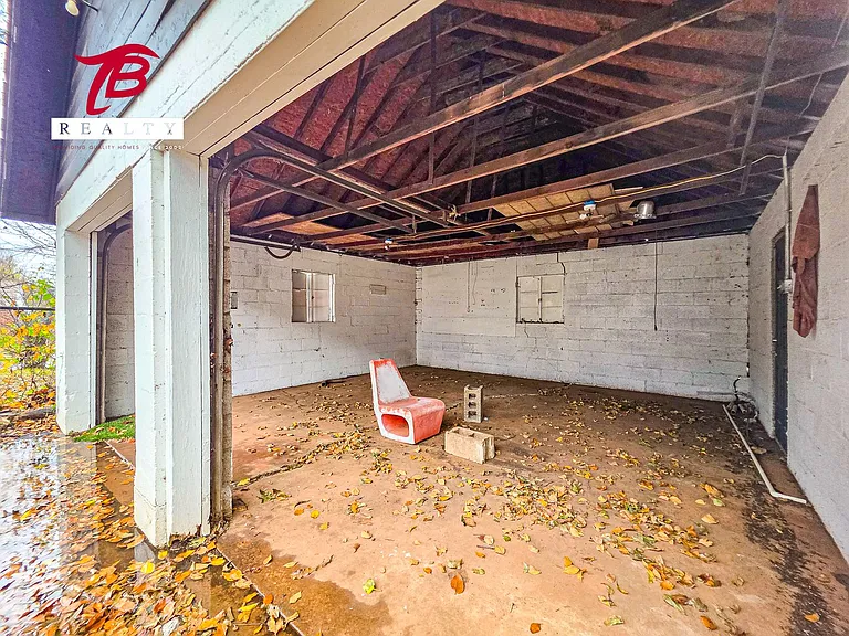 2320 NE 20th St — Photo 35