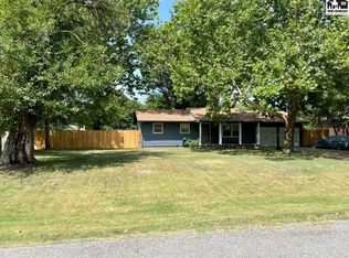 3305 N Lakeview Rd, Hutchinson, KS 67502