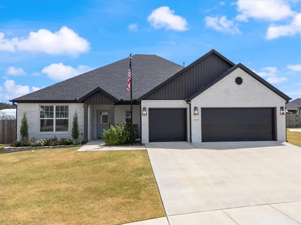 2000 Myrrh Pl, Bentonville, AR 72713