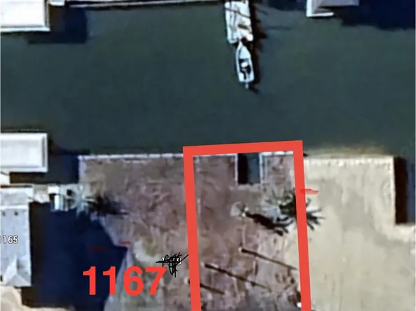 1169 N Stingaree Dr, Crystal Beach, TX 77650
