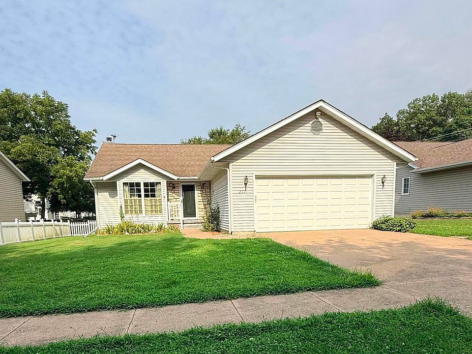 1st image of 211 Crescent Ln