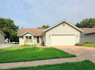 211 Crescent Ln, Fort Madison, IA 52627