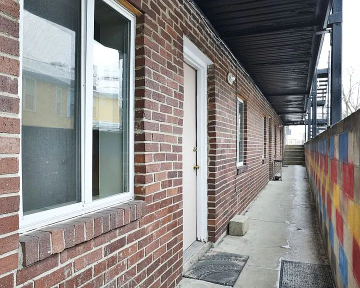 450 E Norwich Ave — Photo 4