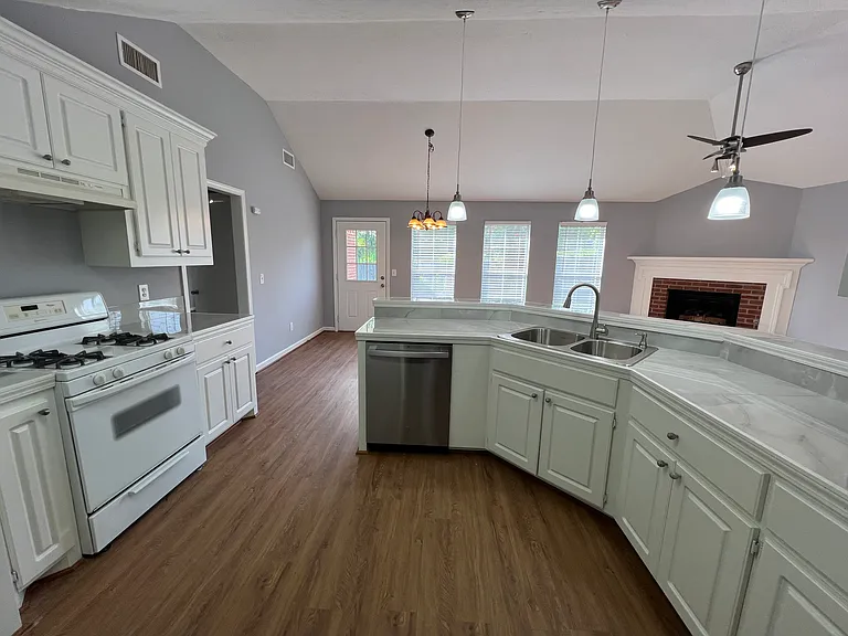 1013 Carlyle Cv — Photo 15
