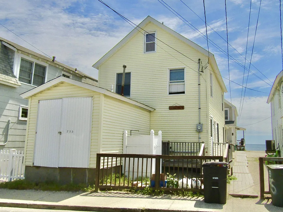 795 E Broadway