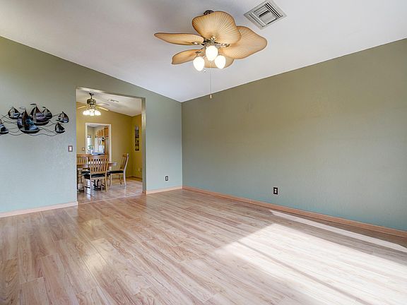 4th image of 6914 W Columbine Dr