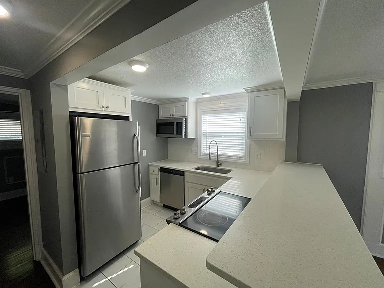 1108 W 45th St #6 — Photo 23