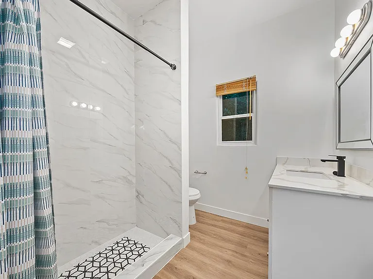 Large common full bath
