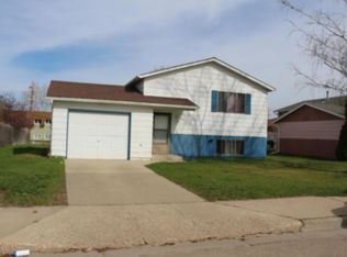 1816 6th Ave E, Williston, ND 58801