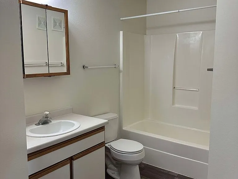 Dakota E & W Apartments — Photo 113