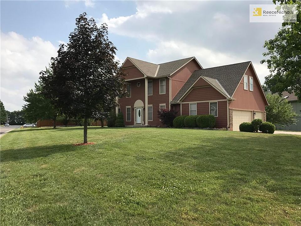 Excellent curb appeal boasts a huge corner lot on cul-de-sac!