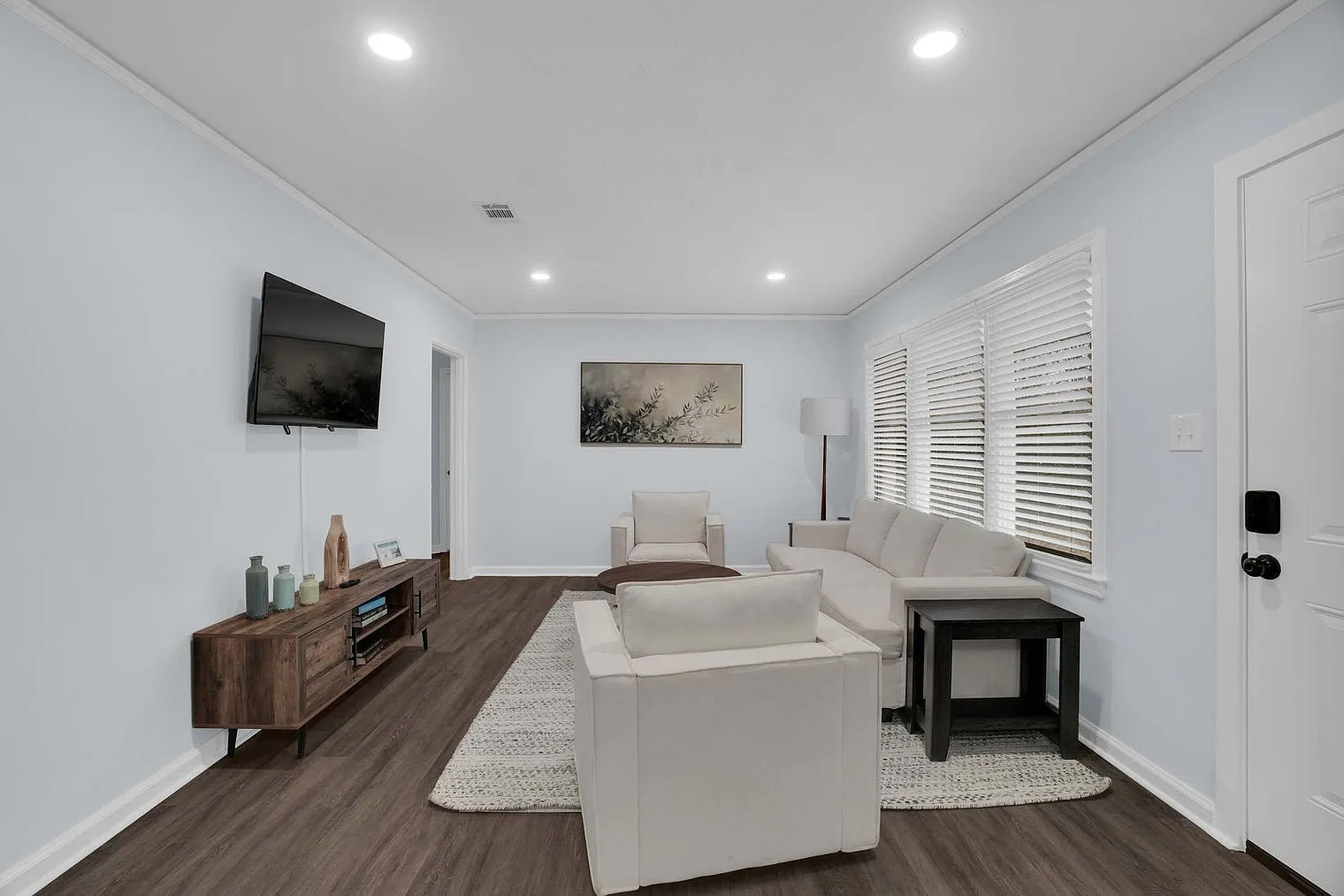 3 bed, 1.0 bath, 1474 sqft, $4,452 — Photo 3
