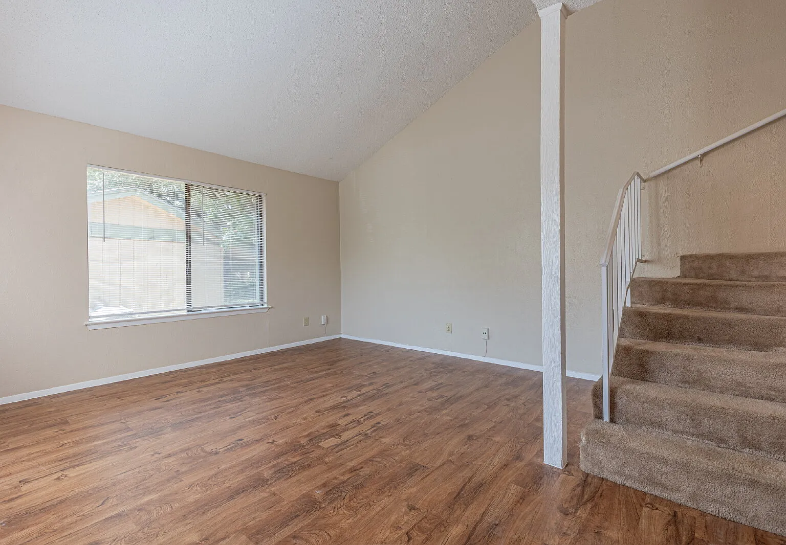 2 bed, 1.5 bath, 1298 sqft, $1,600 — Photo 4