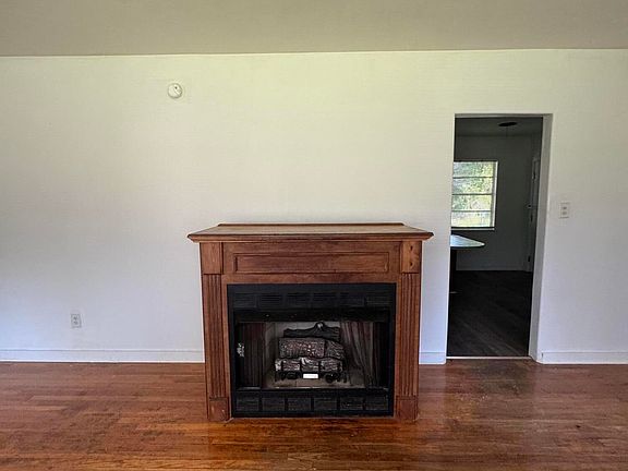 4th image of 1044 Cooper Rd