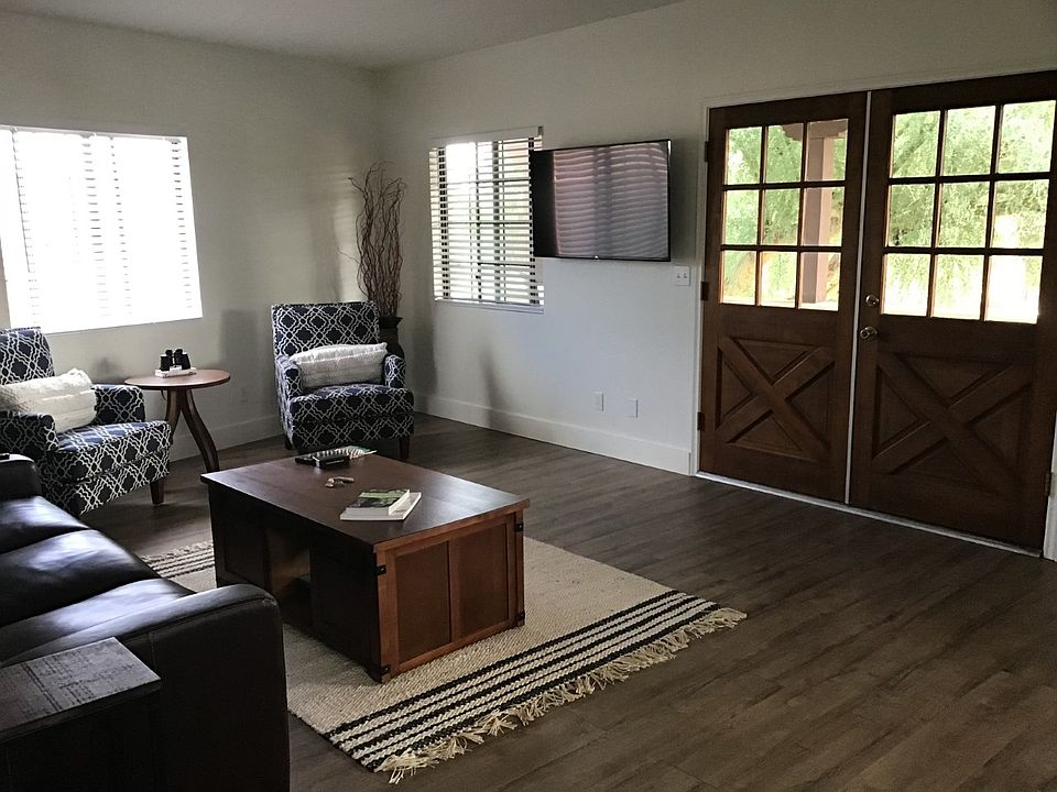 Living room doors to veranda