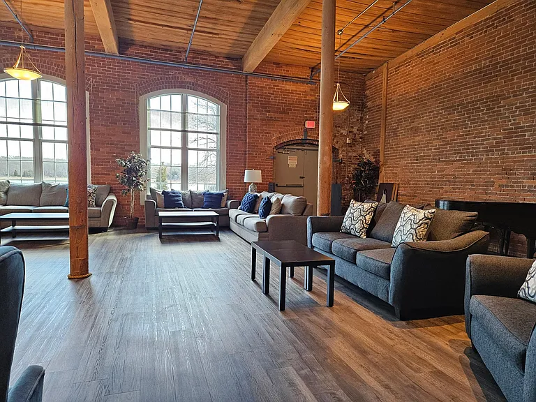 Victoria Riverside Townhouse Lofts — Photo 43