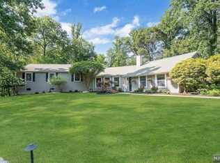 9 Woodbury Ln, Mahwah, NJ 07430