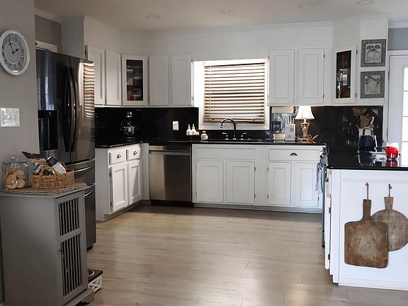 5th image of 7 Fairview Cir