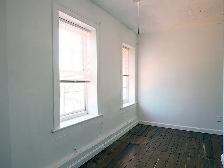 126 Alexander St — Photo 9