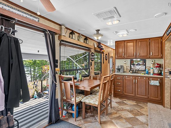 5th image of 33 Acorn Ln