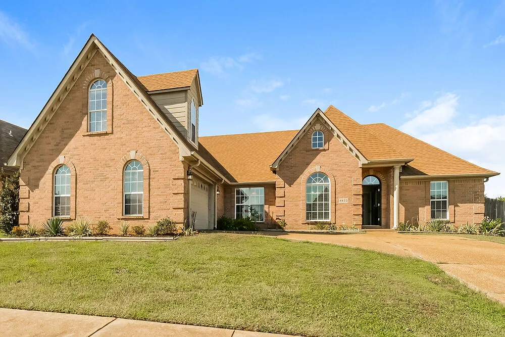 3 bed, 2.5 bath, 2320 sqft, $2,375 — Photo 1