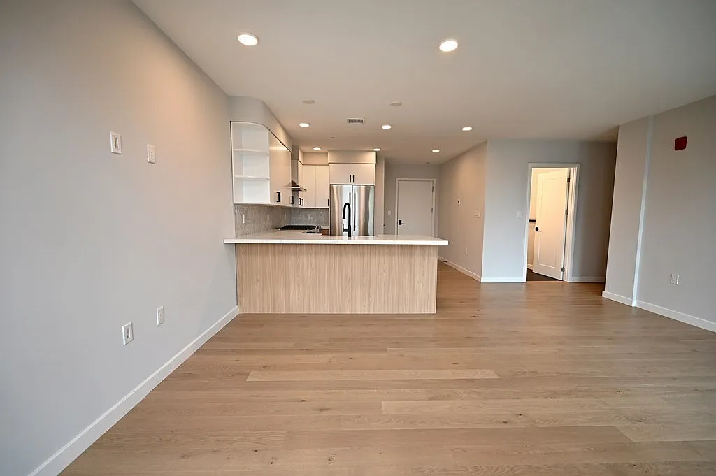 2 bed, 2.0 bath, 898 sqft, $4,300 — Photo 3