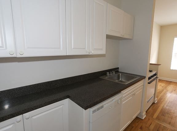 4th image of 628.5 W Cornelia Ave #1N