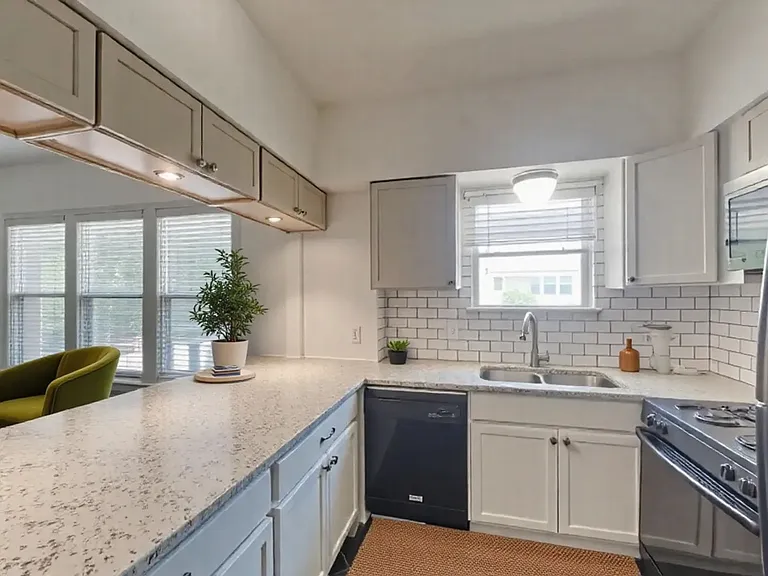 Historic Elegance, Move-In Ready Comfort Special Incentive for Immediate Move-In — Photo 8