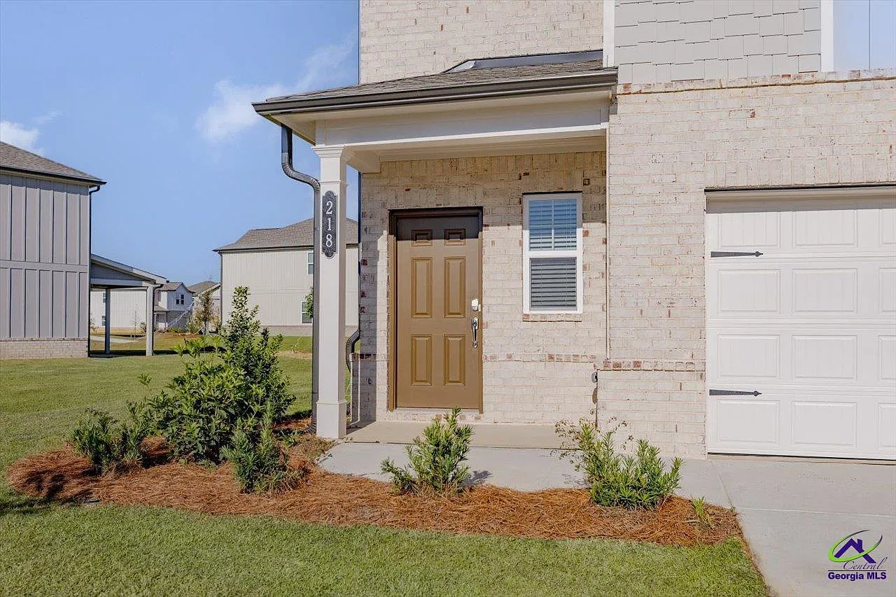 4 bed, 2.5 bath, 1950 sqft, $2,400 — Photo 3