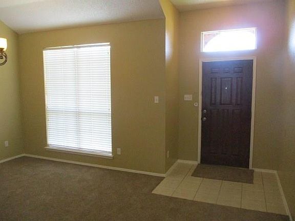 4th image of 3229 Fountain Dr