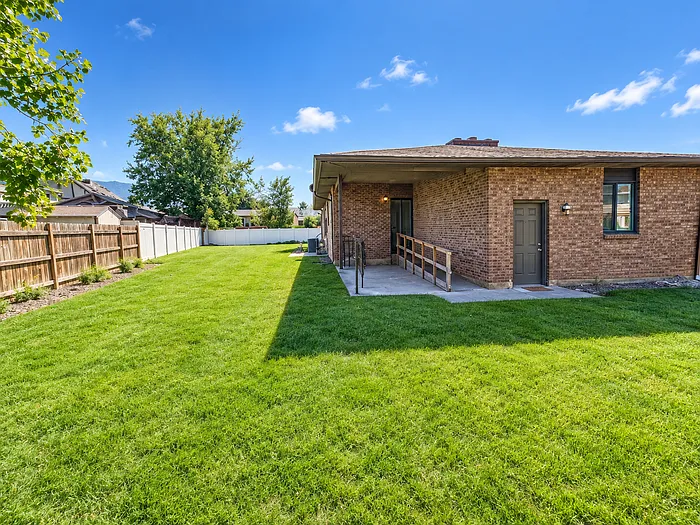 4 bed, 3.0 bath, 2700 sqft, $3,400 — Photo 3