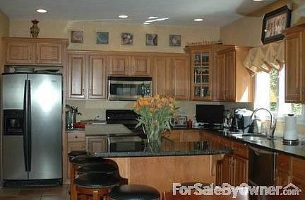 Kitchen : 7 stools fit comfortably around the beautiful granite bar height counter.