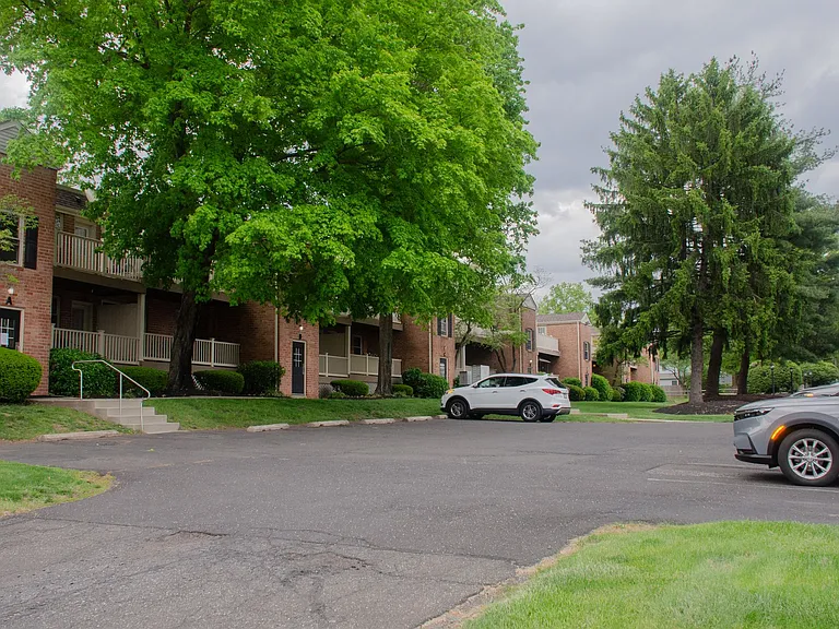 Parkside Manor Apartments — Photo 8