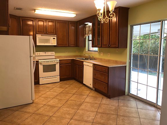 4th image of 1913 Winwood Dr
