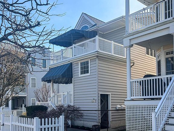 2nd image of 921 Bay Ave Unit 1