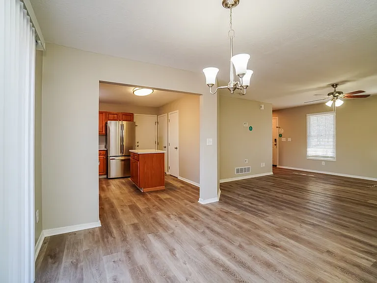 1041 Oxford Dr N — Photo 7