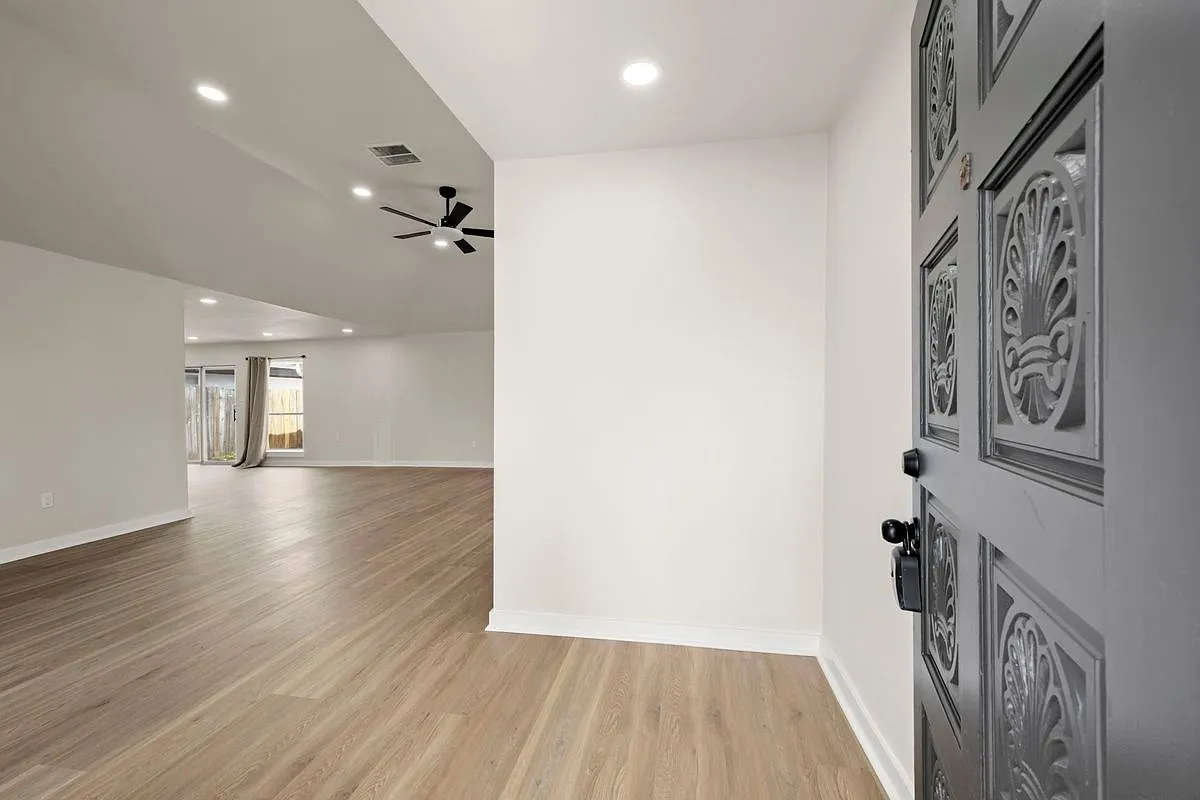 3 bed, 2.0 bath, 1856 sqft, $2,000 — Photo 4