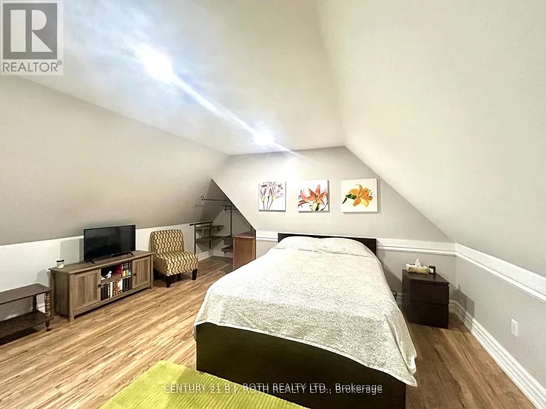 9 Greenwood Forest Rd — Photo 5