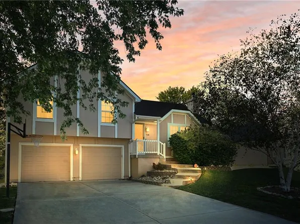 718 Meadow Ln, Raymore, MO 64083
