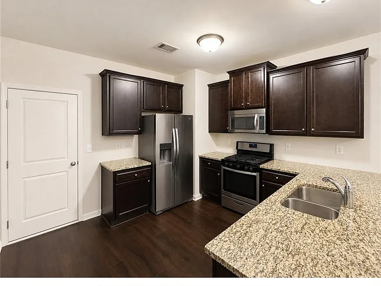 3432 Castleberry Village Cir — Photo 6
