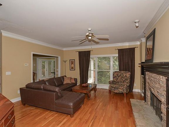 5th image of 605 Villa Estates Ln