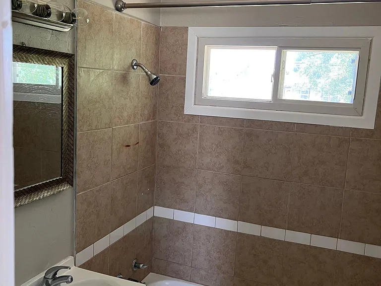 1021 Holly Ln — Photo 8