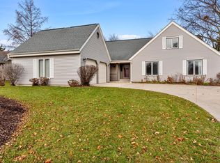 N24W22510 Meadowood Ln, Waukesha, WI 53186